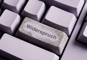 Einzelne eingestaubte Tastatur-Taste mit der Aufschrift Widerspruch